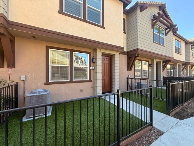 Building Photo - Modern 3BR/2.5BA Townhome in the Heart of ...