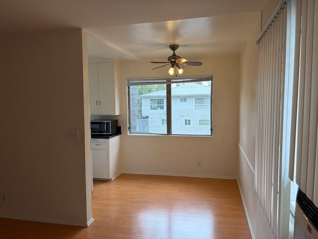 Photo - 907 N Gardner St Unit 5