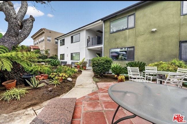 Building Photo - 119 Paloma Ave Unit D