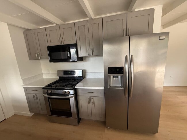 Building Photo - 40360 Mayberry Ave Unit 260 Mayfair  D