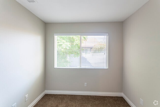 2 BR, 2 BA - 725 SF - Garden Park