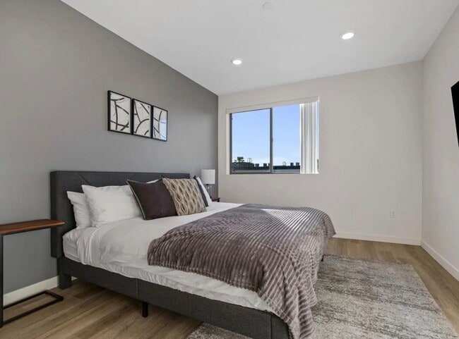 Photo - 4725 Radford Ave Unit ph1