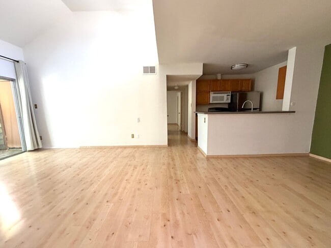 Photo - Bright & Updated 2bed 1 bath Tarzana Condo in Gated Community!