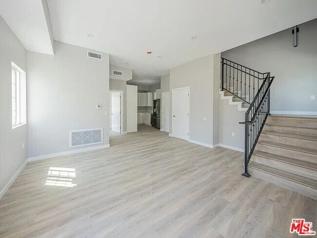 Building Photo - 10605 Owensmouth Ave Rental