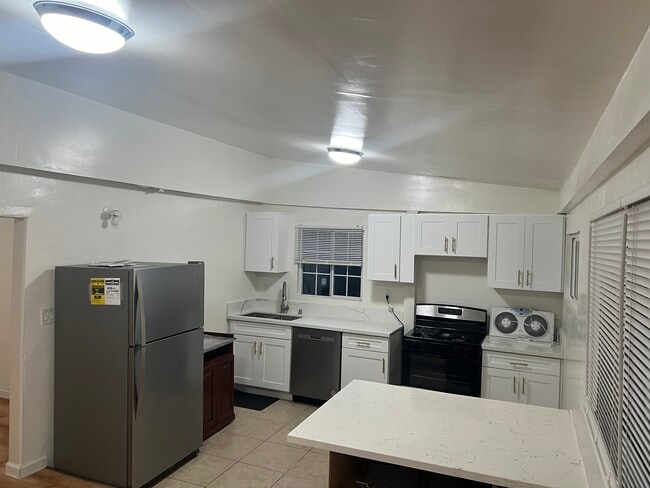 Building Photo - 3558 Kelton Ave Rental