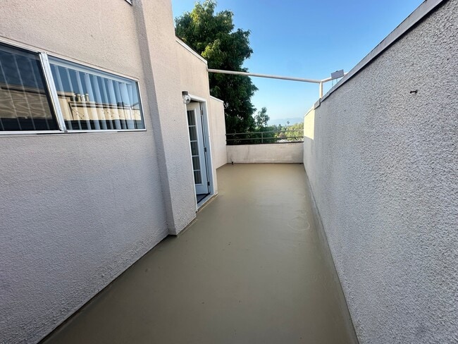 Photo - 15009 Moorpark St Unit 308