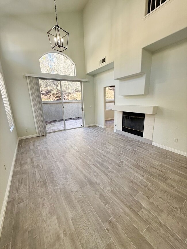 Photo - 3 Bed/2.5 Bath End Unit Townhome in Chateau Village