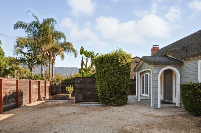 Building Photo - 611 W Mission St Unit Main House