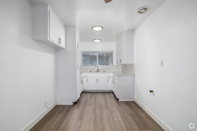 2BR, 1BA - 850SF - Kitchen - 745-747 Venice Way