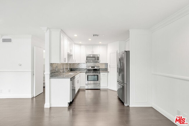 Photo - 18619 Collins St Unit F19