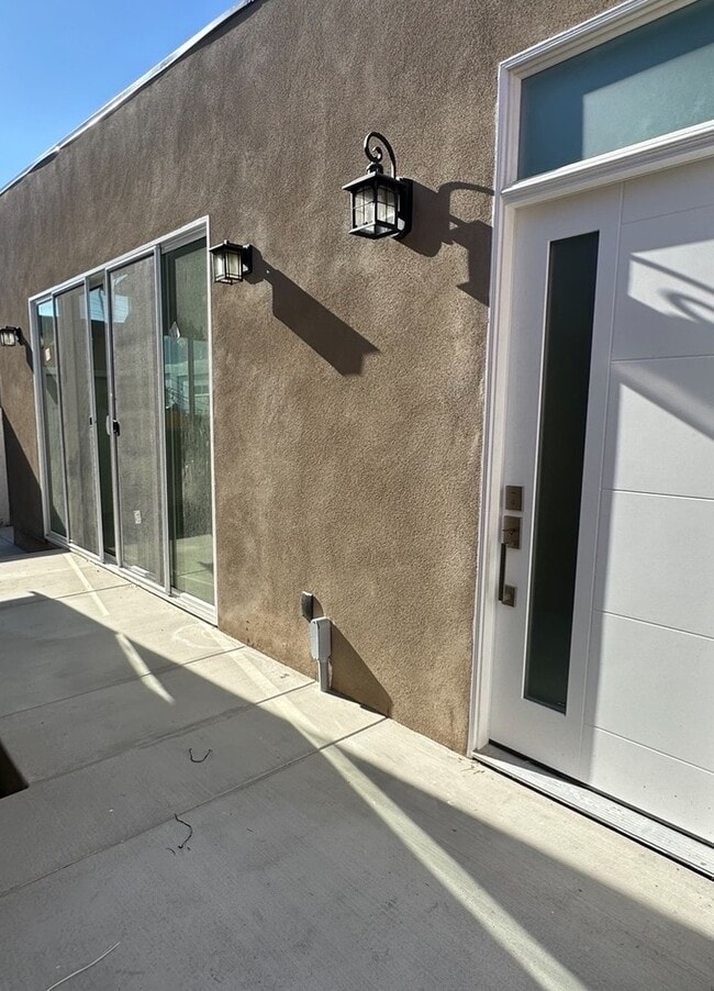 Building Photo - LReddy Unit 3