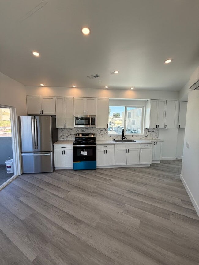 Building Photo - College Ave Triplex Unit #3