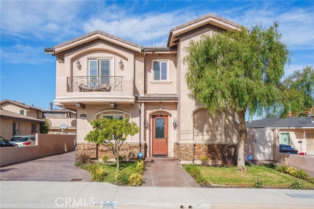 Building Photo - 2005 Robinson St