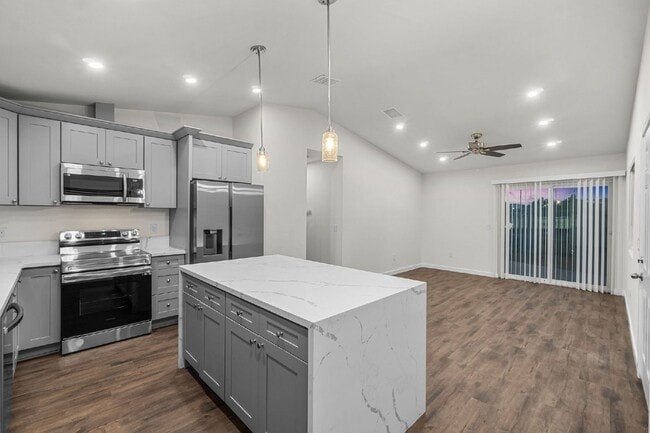 Photo - Up to $1400 off 1st month!! Vista - 3 bed/...