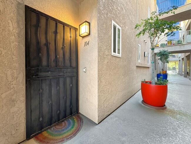 Photo - Beautiful Updated 2 Bed 2.5 Bath Condo in ... Unit 104