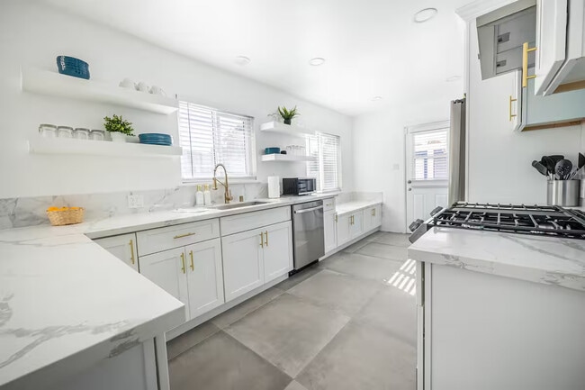 Photo - 3538 Roslyn St