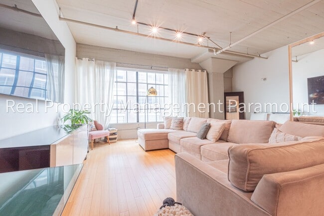 Building Photo - Downtown Art District Studio for Rent | High Ceilings, Hardwood, In-Unit Laundry Unit 502