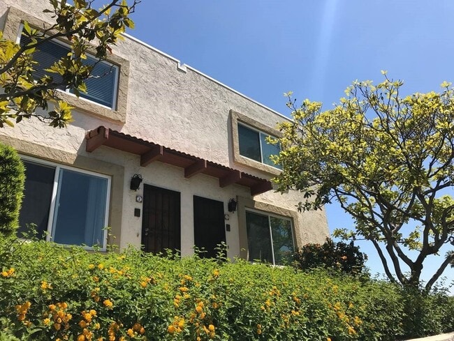 Building Photo - Spacious 2BD/2.5BA Town Home near Universi...