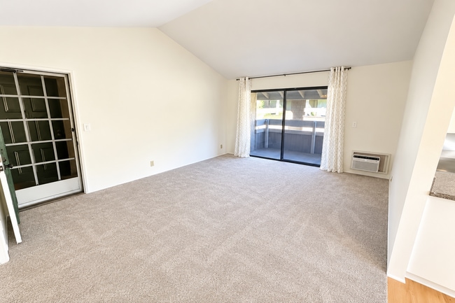Photo - 160 Streamwood Unit 160 Streamwood