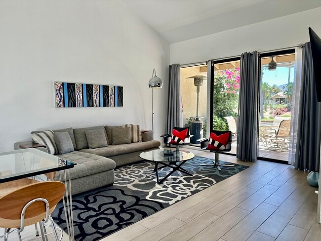 Photo - 323 San Remo St