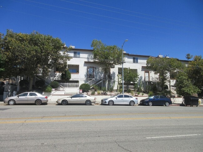 Building Photo - Wonderful townhouse on Glenoaks!