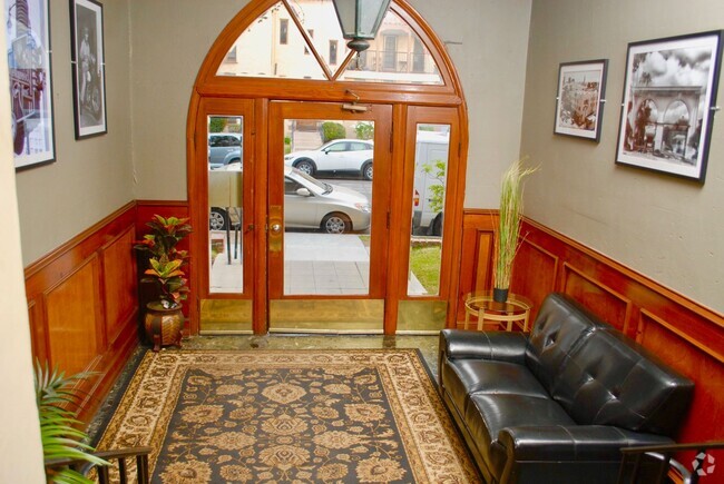 Building Photo - Gorgeous, Penthouse Studio Plus Unit 404