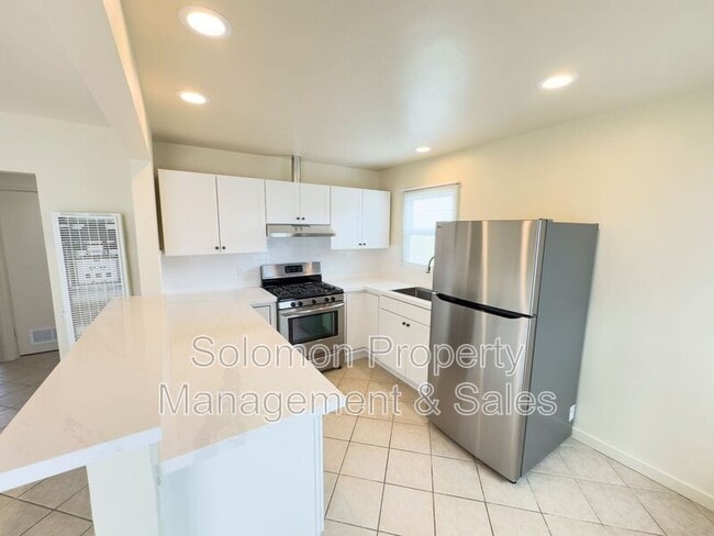 Building Photo - 515 N Ditmar St