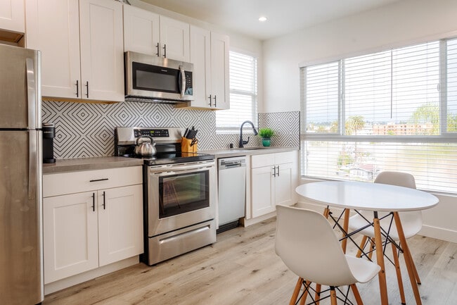 Photo - 331 1/2 N Alexandria Ave Unit 331.5