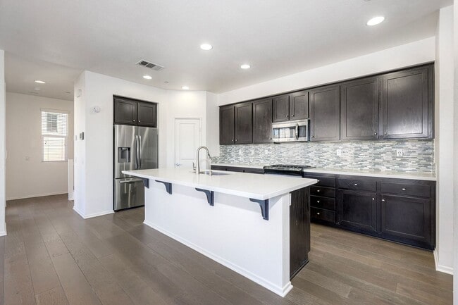 Building Photo - 3 bedroom and 4 bath home available in Otay Mesa