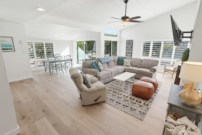 Building Photo - 561 S Sierra Ave Unit ID1255601P