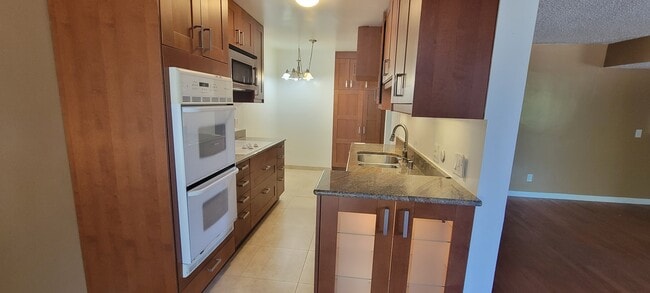 Kitchen - 5974 Buckingham Pky Unit #102