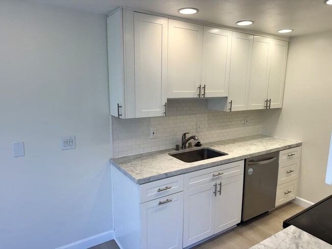 Photo - Bright and breezy, updated 2+2 condo in Playa Del Rey, fireplace, pool Unit 40