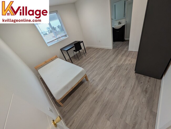 Co-living bedroom + bathroom, shared kitch... - Co-living bedroom + bathroom, shared kitch... Apartment Unit 305 (furnished)