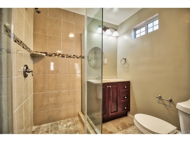 Photo - 422 E 41st St