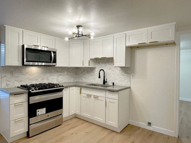 Photo - 3141 Hillview Dr N