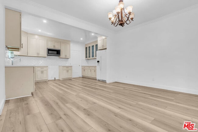Photo - 261 W 43rd Pl