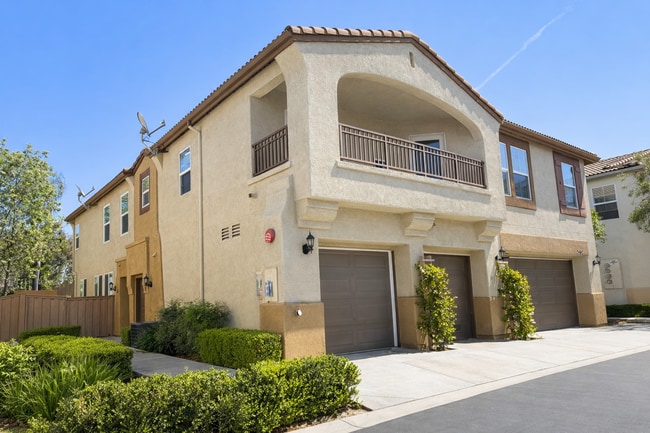Building Photo - Updated Spacious 2 Bedroom Condo with attached garage in West Murrieta