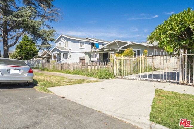 Photo - 229 E 85th St Unit 231 12