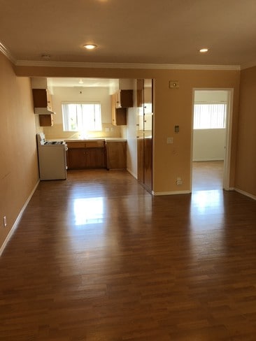 Living area - 632 W Milford St Apartment Unit B
