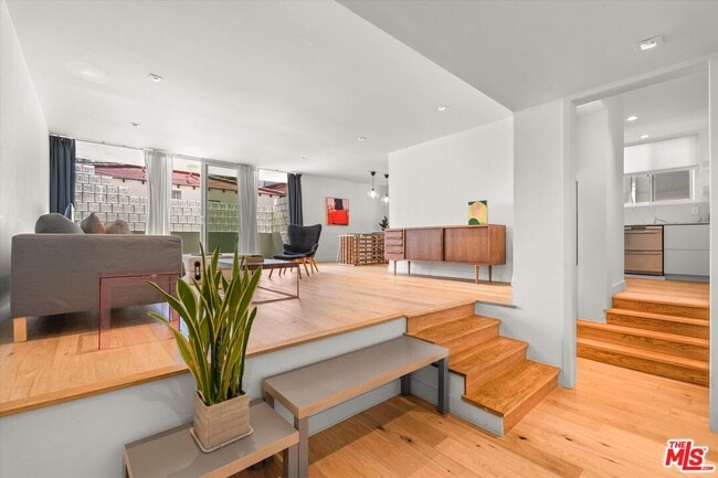 Building Photo - 854 18th St Unit 6