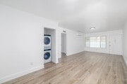 2BR, 1BA - 920SF - Living Room - 748 N Hudson Ave