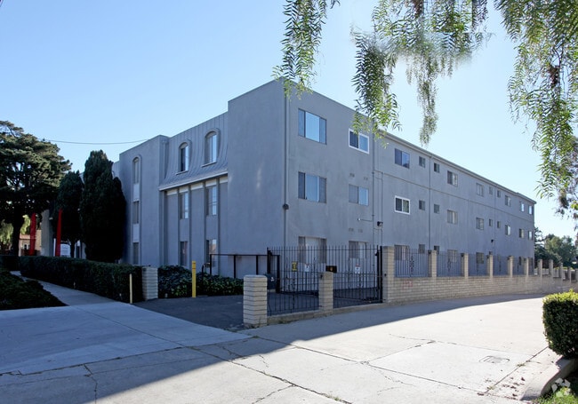 Building Photo - Le Chateau Apartments