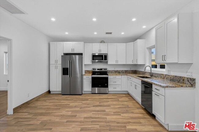 Photo - 17625 Burbank Blvd