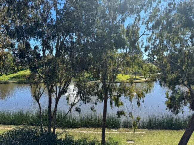 Building Photo - Lakeside living in Oceanside