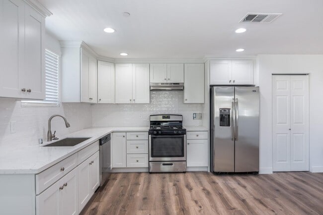 Photo - 1255 W 8th St