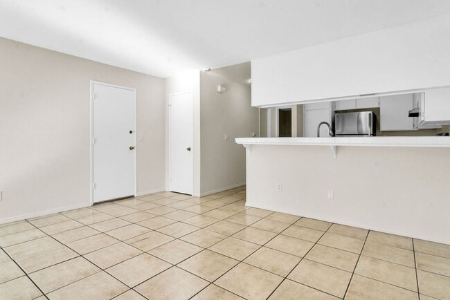 Photo - Spacious four bedroom in Prime UTC/UCSD Lo...