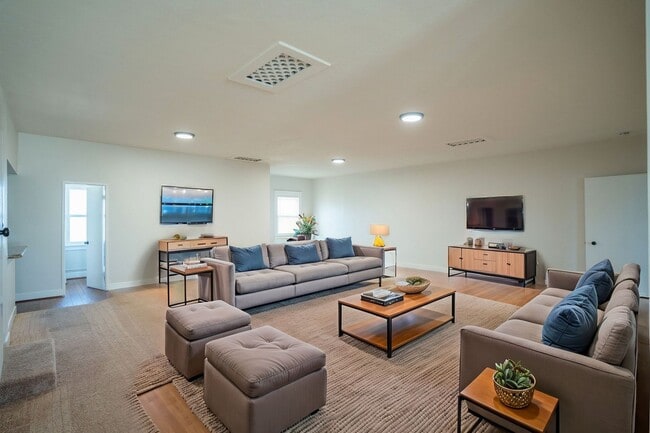 Building Photo - TO1321 (Commercial) Unit 1321.5 Rental