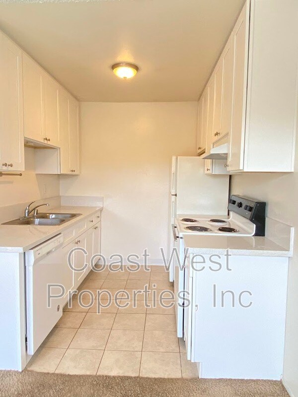 Building Photo - 4978 Niagara Ave Unit Apt 22