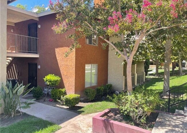 Building Photo - Spacious 2 Bed / 2 Bath Condo in San Berna... Unit 115