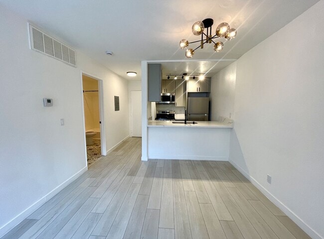 Building Photo - Modern Studio in Gated Van Nuys Community ... Unit 2